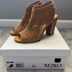 XOXO beautiful tan peep toe sandals, size 7